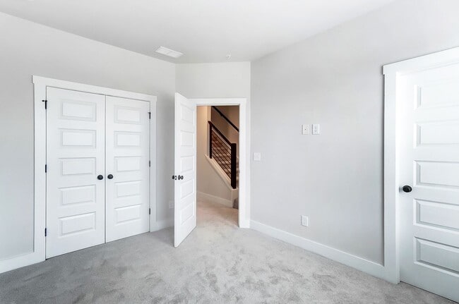 Building Photo - 3 Bedroom Townhome minutes from South End!