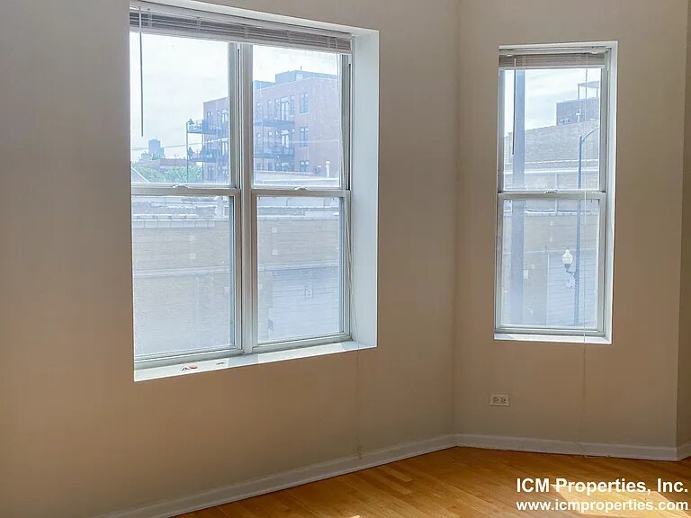 Building Photo - 1014 N Damen Ave