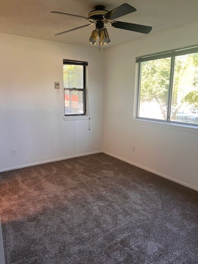 Building Photo - 1 Bedroom / 1 Bathroom Condo! Garage! Wash...