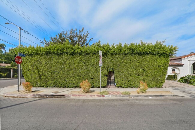 Building Photo - Beverly Grove 3bed 4bath Stunning home!