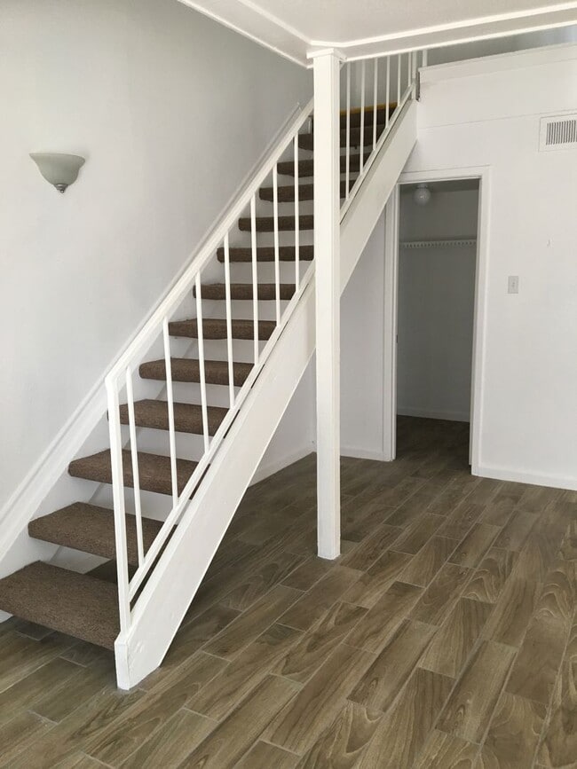Building Photo - 2 Bedroom 2.5 Bath two story townhome