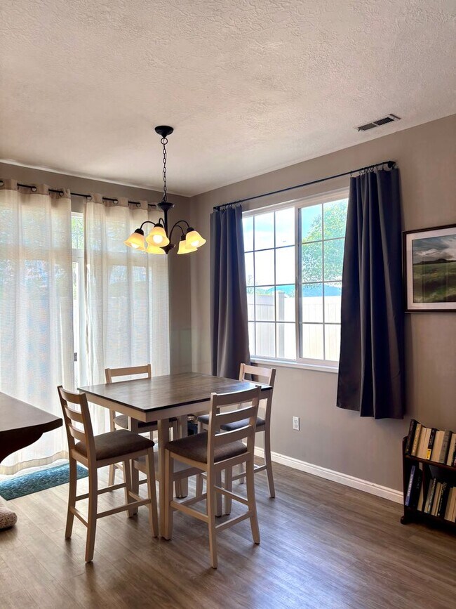 Building Photo - GORGEOUS Townhome!!!