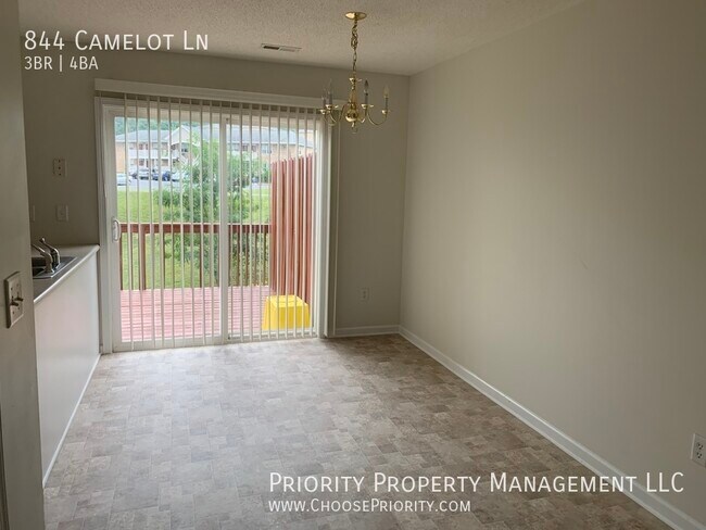 Building Photo - 844 Camelot Ln