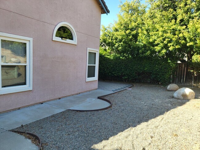 Building Photo - Very Nice Single Story Home