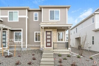 Building Photo - Spacious and Stylish Townhome with Prime L...