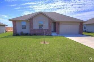Building Photo - 3 Bedroom 2 Bathroom Home