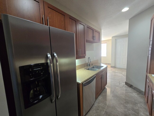 Building Photo - SPACIOUS 1 BEDROOM UNIT IS IN A HIGHLY SOU...