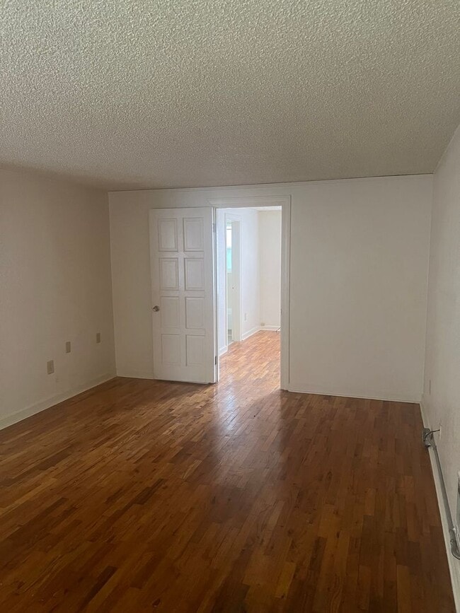 Building Photo - DwyW