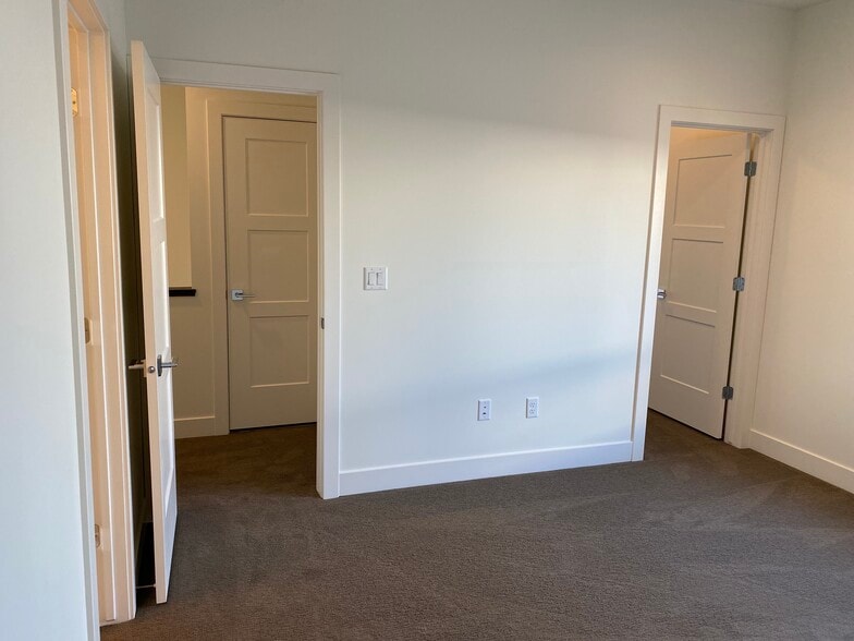 Building Photo - 6996 S Brookhill Dr