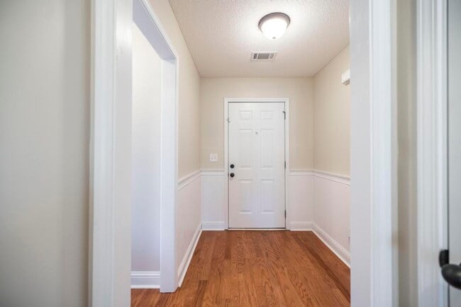 Building Photo - 102 Summerstone Bend