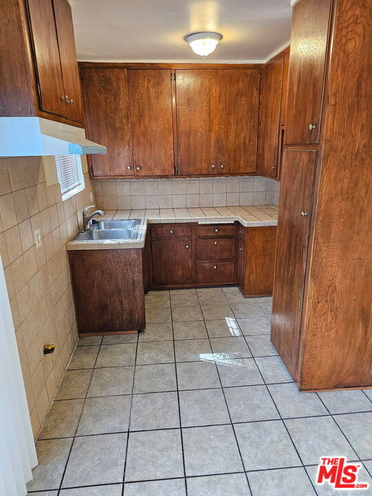 Building Photo - 1855 S Victoria Ave