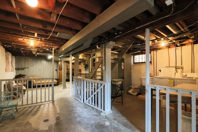 Building Photo - {4805}  Charming West Plaza Bungalow + Pri...