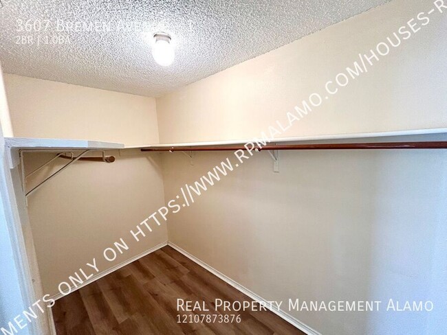 Building Photo - Available Now! DOWNSTAIRS 2 Bedroom / 1 Ba...