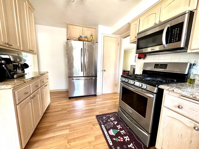Building Photo - 4940 N Wildwood Ave