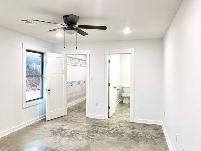 Building Photo - 260 Wolf Den Dr
