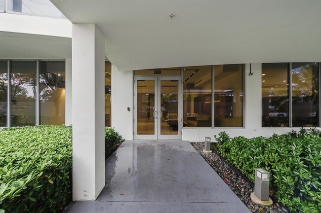 Building Photo - 13800 Highland Dr