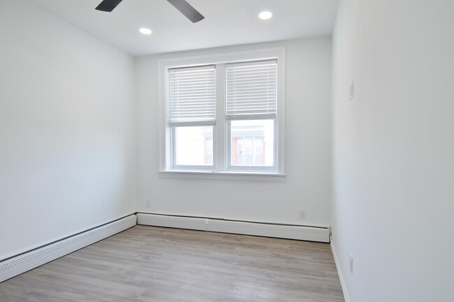 Building Photo - 885 Broadway