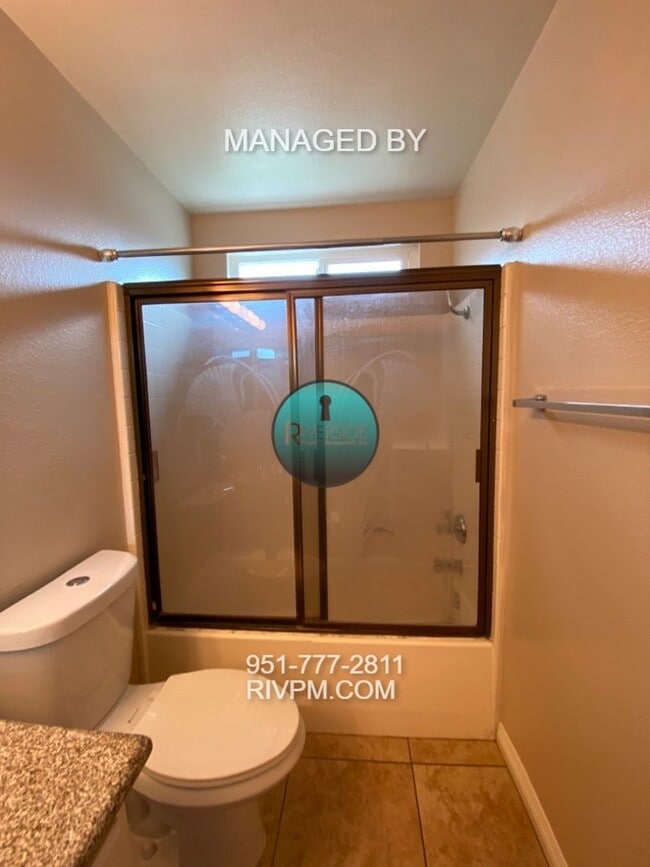 Building Photo - Beautiful single story home located in Riverside!