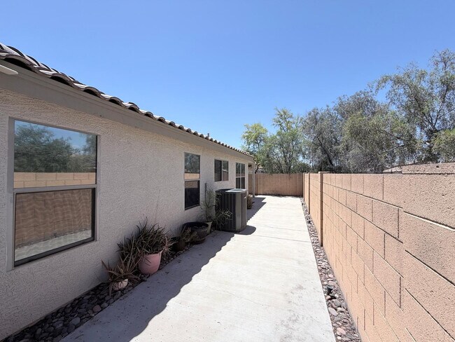 Building Photo - 1106 S Fresno Ct