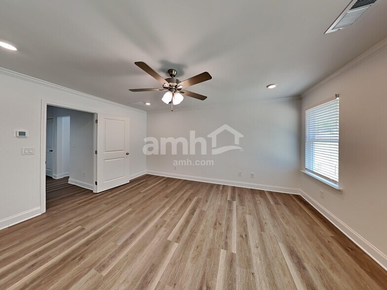 Building Photo - 1051 Highland Walk