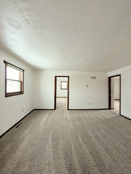 Living room - 591 N Lincoln Ave