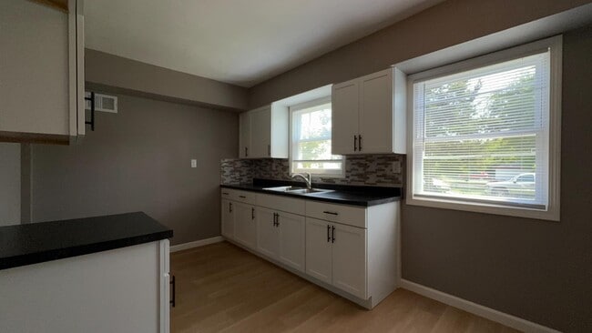 Building Photo - 5117 W Fairmount Ave