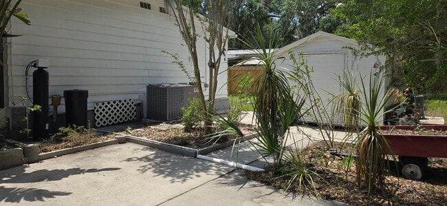 Building Photo - 2 bed 2 baths with large screened patio