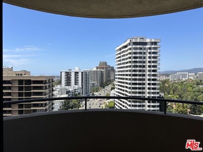 Building Photo - 10560 Wilshire Blvd