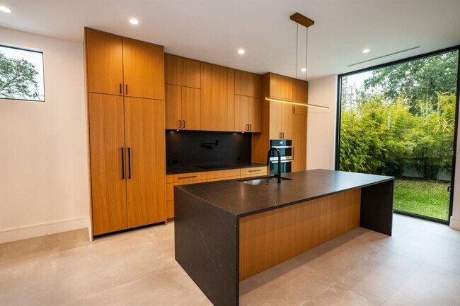 Building Photo - 3010 W Trilby Ave