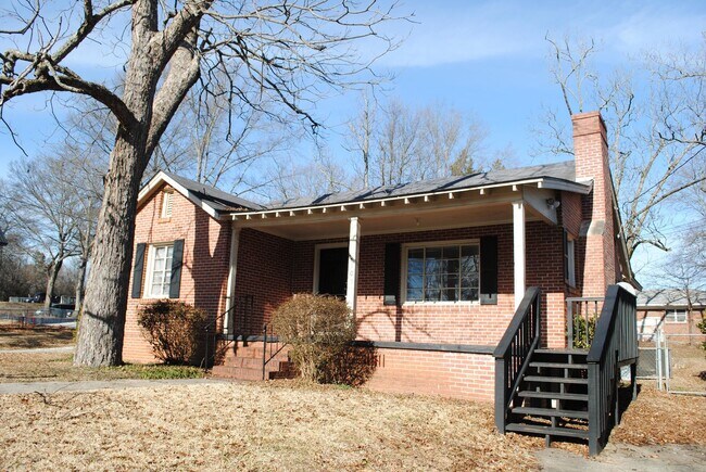 Building Photo - 3BR Brick House