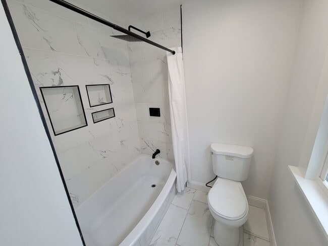 Building Photo - Gorgeous 5 bed 3.5 Bath in Madisonville!!