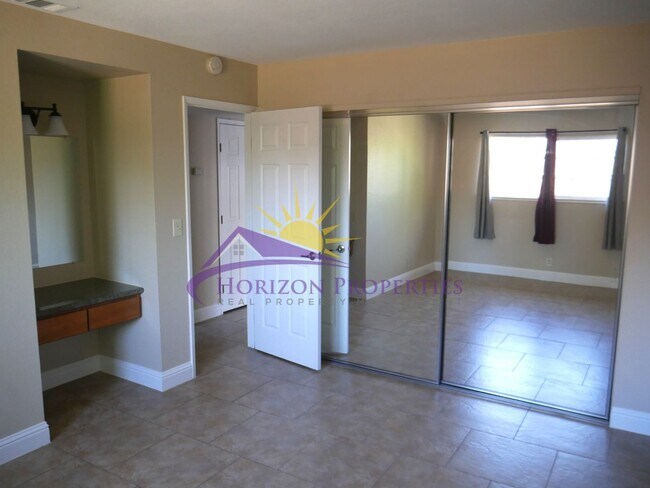 Building Photo - 5566-5568 Hillsdale Blvd