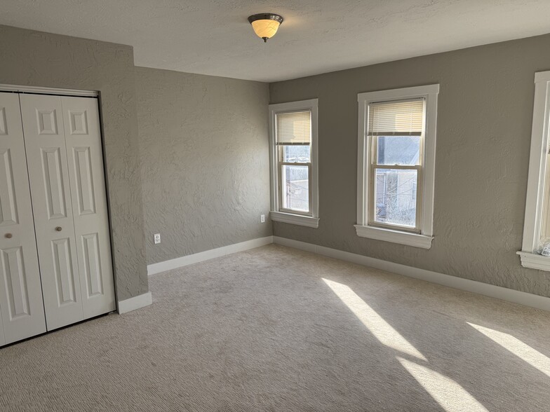 Building Photo - 226 W Sycamore St