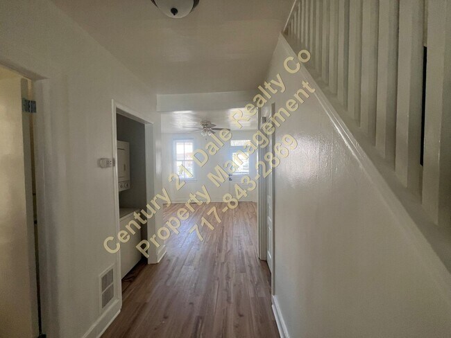 Building Photo - Beautifully redone 3 BR, 1 Bath Townhouse in York Suburban Schools