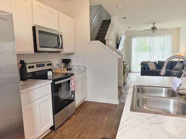 Building Photo - Furnished Townhome conveniently located!