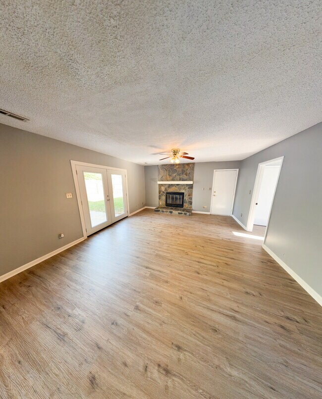 Building Photo - 946 Rim Rd
