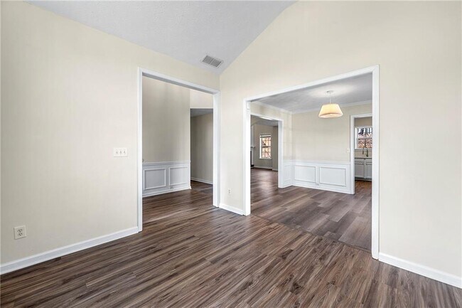 Building Photo - 3300 Northcliff Dr
