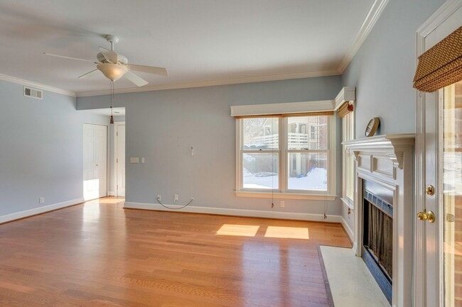Building Photo - Spacious 2BR/2BA End Unit Condo in Desirab...