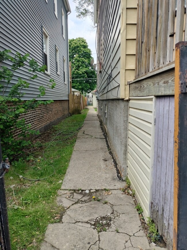 Building Photo - 8320 S Muskegon Ave