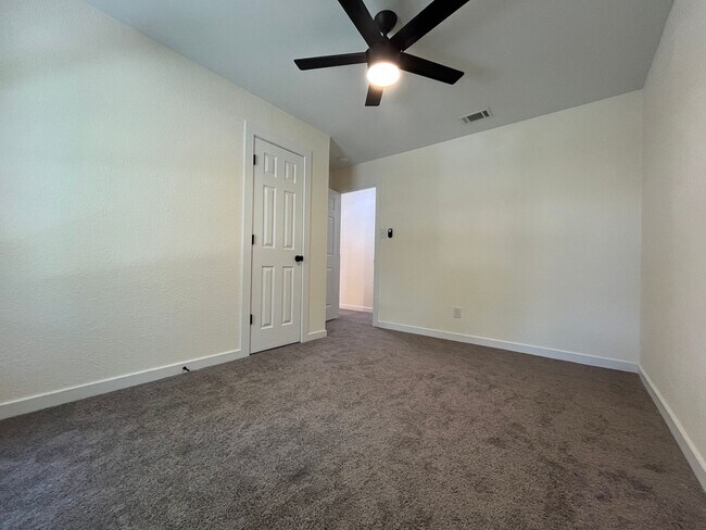 Building Photo - JUST RENOVATED 4/2.5 IN GREAT LEANDER LOCA...