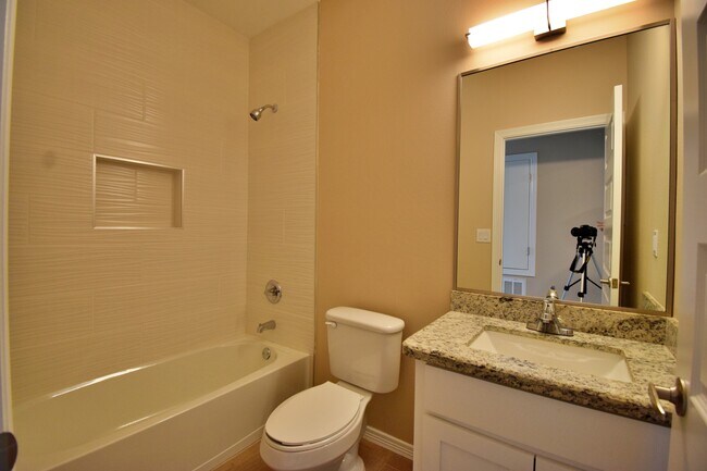 Building Photo - 2922 W Kenwood St