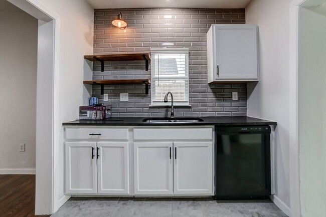 Building Photo - Move in Special! Stylish 3/1 Newly Renovat...