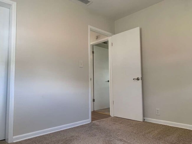 Building Photo - Updated 2 Bedroom 1 Bath in Central Gulfport