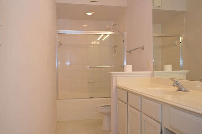 Bathtub+shower - 2111 Welch St
