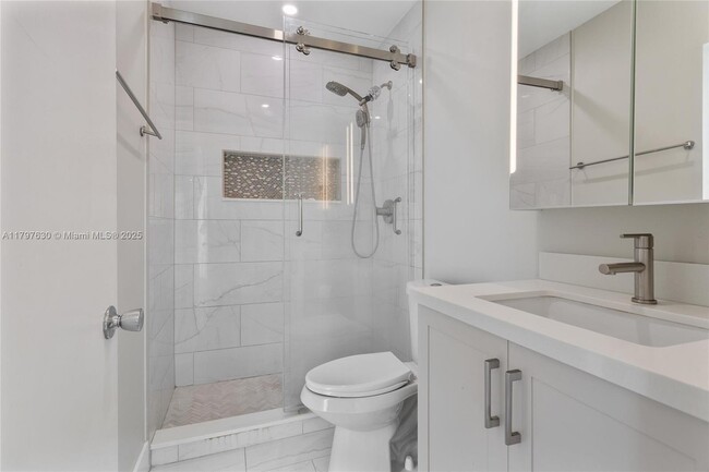 Building Photo - 608 1st Key Dr