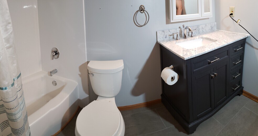 Building Photo - 880 Pontiac Ln