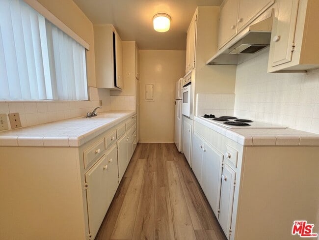 Building Photo - 1261 Granville Ave