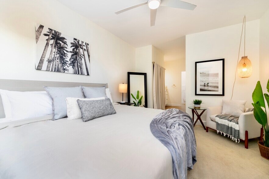 Peaceful retreat with blackout shade and reading nook - 2221 Ocean Ave