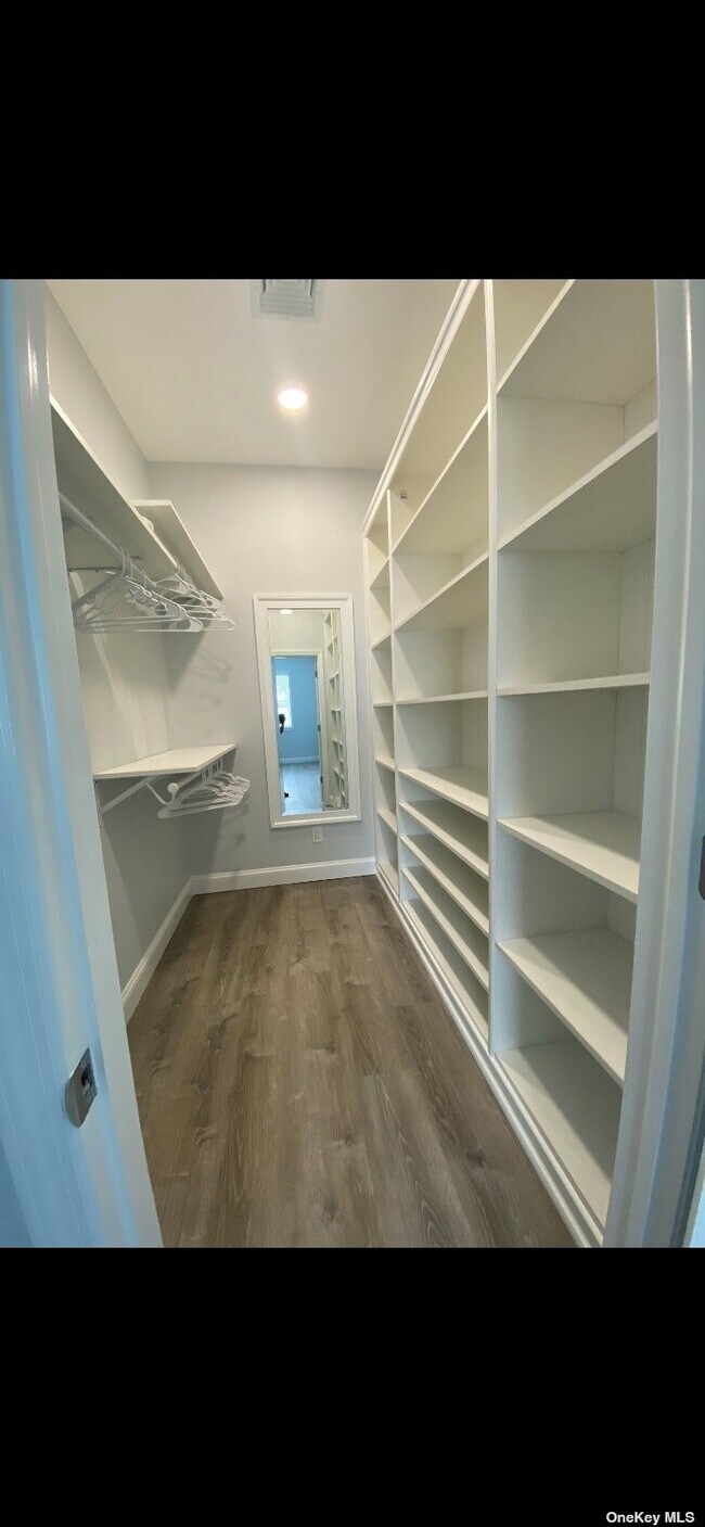 Building Photo - 534 Bellmore Rd