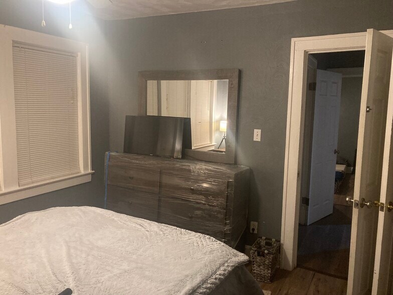 Building Photo - 5004 Euclid Ave